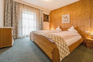 a bedroom with a large bed and a window at Apartment Sonnenschein in Mühlbach