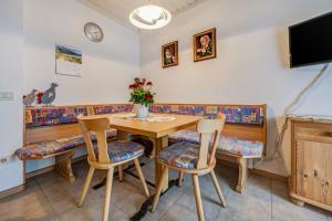 a dining room with a table and chairs at Apartment Sonnenschein in Mühlbach