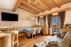ein Wohnzimmer mit einem Tisch und einem Sofa in der Unterkunft Maierhof in Wengen