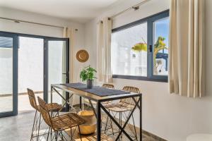 a dining room with a table and chairs at Casa Bidasoa 35 in Playa Blanca