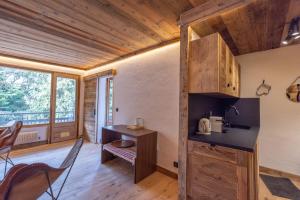 a kitchen with a table and chairs in a room at Le régina in Megève