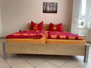 two beds sitting next to each other in a bedroom at Ferienwohnung Nell in Daisendorf