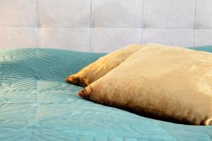 a pillow sitting on top of a bed at Ferienwohnung am Wartberg in Herbrechtingen
