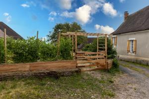 a garden with a wooden fence in a yard at Cabane aux étoiles in Auriac-du-Périgord +9 photos
