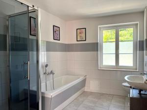 a bathroom with a tub and a sink at Frisch freche 3 R Ferienwohnung in Dohna