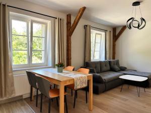 a living room with a table and a couch at Frisch freche 3 R Ferienwohnung in Dohna +9 photos