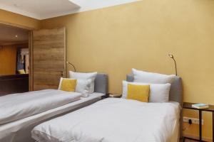two beds sitting next to each other in a room at Ferienhäuser im Sternenpark am See in Lochow
