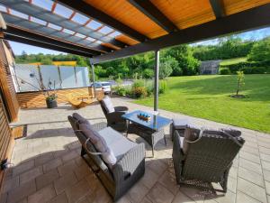 a patio with chairs and a table on a patio at Hainberg-Loft mit Gartensauna in Mellrichstadt