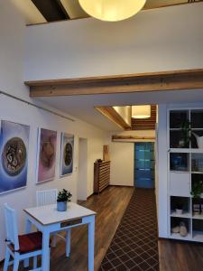 a living room with a table and chairs at Hainberg-Loft mit Gartensauna in Mellrichstadt
