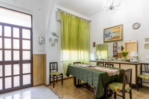 a dining room with a table and chairs at Sartiglia Domu in Oristano