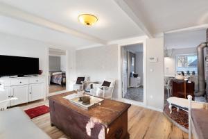 ein Wohnzimmer mit Couchtisch und Fernseher in der Unterkunft Room 24 in Behrendorf