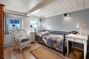 ein Schlafzimmer mit einem Bett, einem Schreibtisch und einem Stuhl in der Unterkunft Room 24 in Behrendorf