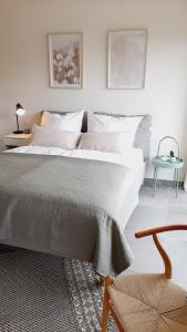 a bedroom with a large bed with white sheets at Bude 23 - Ferienwohnung Aalen in Aalen