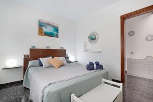 a bedroom with a bed and a chair and a mirror at Casa Majos in Tesejerague