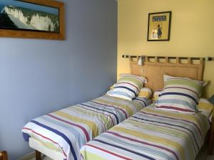 two beds sitting next to each other in a room at Chambres Paysannes Lecarpentier - in Fontenay