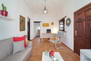 a living room with a couch and a table at Espacio vivo Pisaverde in Tacoronte