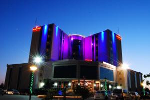 un edificio con luces azules y moradas. en EmexOtel Kocaeli en Kocaeli