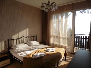 una camera da letto con un letto e asciugamani di Guest house Skazka a Gagra