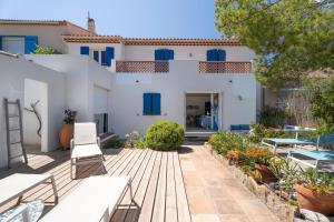 a patio with chairs and a house at Villa Baliba in Hyères