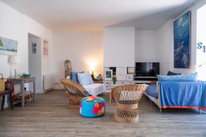 a living room with a couch and chairs at Villa Baliba in Hyères