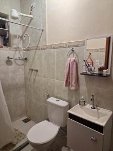 a bathroom with a toilet and a sink and a shower at Fazenda São Leandro in Rio das Flores