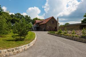 a road leading to a building with a house at Ferienhof am See in Alt Zeschdorf