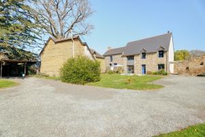 a large house with a driveway in front of it at La ferme d'Alcide in Québriac