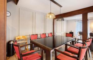a dining room with a glass table and chairs at Heimelige Schwarzwaldwohnung Wald in Häusern