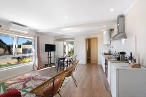 a kitchen and living room with a table and chairs at Casa no Campo com vista mar in Loulé