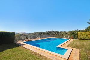 a swimming pool in the backyard of a house at Casa no Campo com vista mar in Loulé