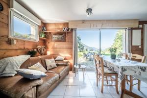 a living room with a couch and a table at Chalet Les Mios, chez Isa in Vacheresse