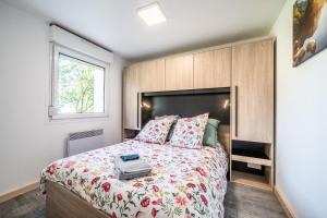 a bedroom with a large bed and a window at Chalet Les Mios, chez Isa in Vacheresse