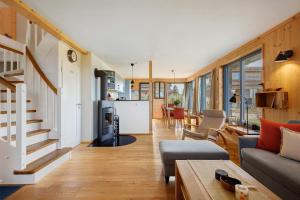 a living room with a couch and a table at Ostseeseele in Parin