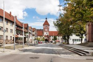 an empty street in a town with a clock tower at Ferienwohnung Südschwarzwald in Bräunlingen
