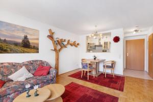 a living room with a couch and a table at Ferienwohnung Südschwarzwald in Bräunlingen