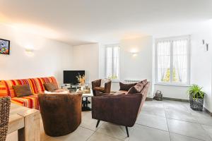 a living room with a couch and a table at Maison de la côte in La Flotte