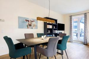 a dining room with a table and chairs at Ferienwohnung Flür in Weiler-Simmerberg