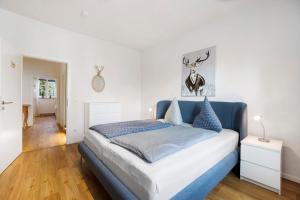 a bedroom with a bed with a deer head on the wall at Ferienwohnung Flür in Weiler-Simmerberg