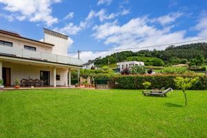 a house with a yard with green grass at Casa La Manzana in Villaviciosa