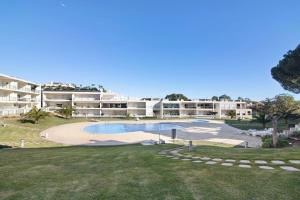 an image of an apartment complex with a swimming pool at Casa Monte da Balaia in Olhos de Água