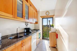 a kitchen with a sink and a counter top at Casa Monte da Balaia in Olhos de Água
