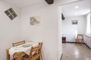 ein Esszimmer mit Tisch und Stühlen in der Unterkunft Tavernetta in campagna in Zoagli + 14 Fotos