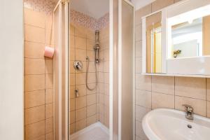 ein Badezimmer mit Dusche und Waschbecken in der Unterkunft Tavernetta in campagna in Zoagli