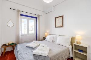 a bedroom with a bed with two towels on it at Sossego Alentejano in Reguengos de Monsaraz