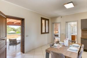 a kitchen and dining room with a table and chairs at Villa Marilor in Salve