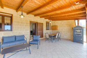 a patio with a table and chairs and a stove at Villa Marilor in Salve