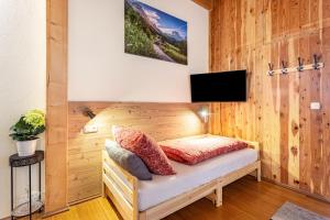 a room with a bench with a tv on the wall at Ferienwohnung Petra Top 3 in Kössen