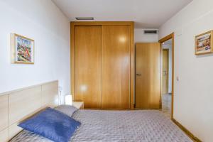 a bedroom with a bed and a wooden cabinet at Maritimo in Llança