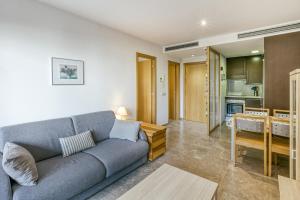a living room with a couch and a kitchen at Maritimo in Llança