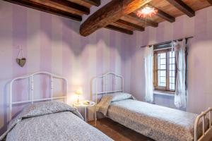two beds in a room with purple walls and a window at Greg's House in Santa Lucia +31 photos